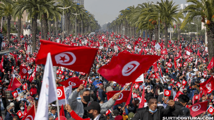 Tunisians protest ตำรวจและผู้ประท้วงได้ปะทะกันในหลายเมืองของตูนิเซีย ในขณะที่ผู้ประท้วงเรียกร้องให้รัฐบาลลาออกหลังจากจำนวนผู้ป่วยโควิด-19 
