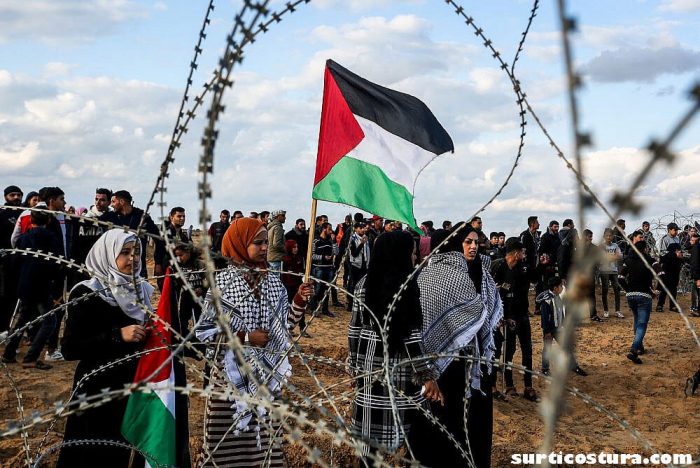 Palestinians in Gaza ชาวปาเลสไตน์หลายร้อยคนได้แสดงให้เห็นใกล้รั้วของอิสราเอลในฉนวนกาซาที่ถูกปิดล้อม โดยเรียกร้องให้อิสราเอล