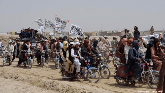 Taliban accused กองกำลังอัฟกันต่อสู้เพื่อหยุดยั้งเมืองใหญ่เมืองแรกจากการล่มสลายสู่กลุ่มตอลิบาน เนื่องจากสหรัฐฯ และสหราชอาณาจักรกล่าวหาว่ากลุ่ม 