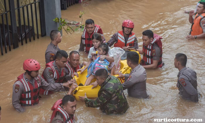 Indonesia’s Sumatra ปีใหม่เริ่มต้นอย่างเปียกโชกบนเกาะสุมาตราในอินโดนีเซีย หลังจากฝนตกหนักทำให้ผู้คนกว่า 30,000 คนต้องพลัดถิ่น และทำให้