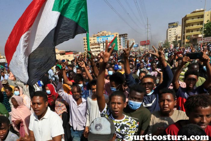 Sudanese protest against กลุ่มผู้ประท้วงที่สนับสนุนกองทัพซูดานได้เดินไปตามถนนในเมืองหลวง คาร์ทูม เพื่อประท้วงต่อต้านองค์การ