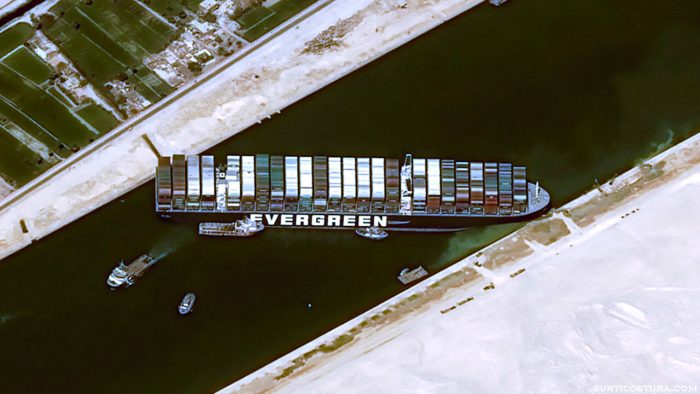Cargo vessel เรือบรรทุกสินค้าที่เกยตื้นในคลองสุเอซของอียิปต์ถูกนำขึ้นฝั่งแล้ว ทางการคลองสุเอซและบริษัทบริการคลองแห่งหนึ่ง 