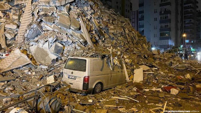 Dozens dead after แผ่นดินไหววัดขนาดเบื้องต้นได้ 7.8 ริกเตอร์ที่ทางตอนใต้ของตุรกีใกล้กับชายแดนซีเรีย สำนักงานธรณีวิทยาสหรัฐฯ ระบุ 