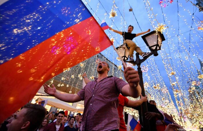Russians celebrate เมื่อวันเสาร์ ทหารรับจ้างจากบริษัท Wagner Group ซึ่งเป็นผู้รับเหมาก่อสร้างทางทหารเอกชนของรัสเซียได้รับชัยชนะในเมือง 